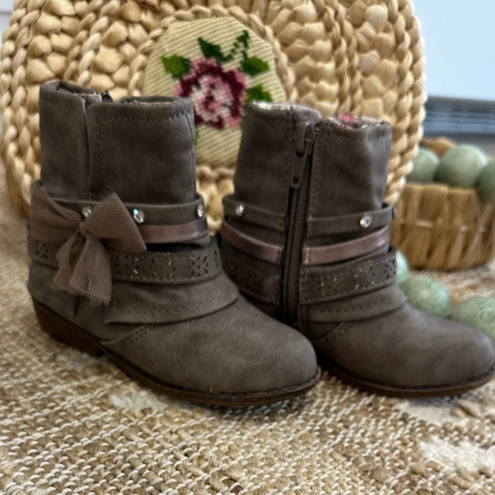 New Jellypop Toddler Girl's Lil Hilda Booties Boots Size 5M Brown